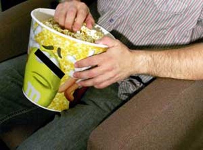 Как развлечься в кино с помощью ведерка для попкорна (8 фото)