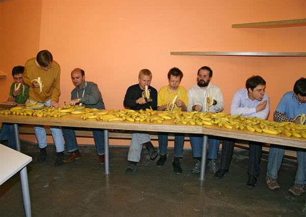 Яндекс с жиру бесится:), едят бананы килограммами! (3 фото)