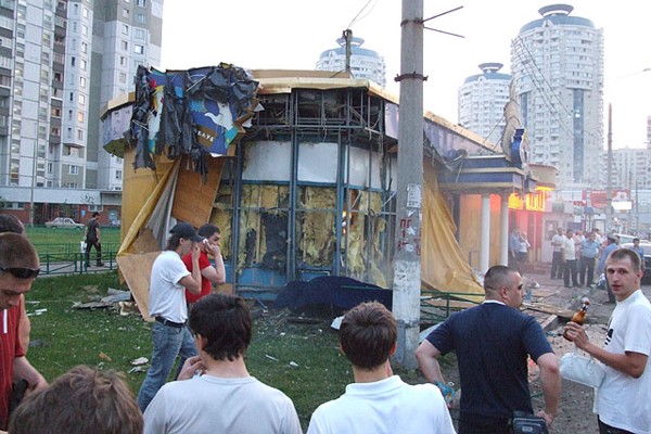 Взрыв игрового клуба у м. Братиславская (9 фото)