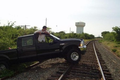 Пикап столкнулся с поездом (11 фото)