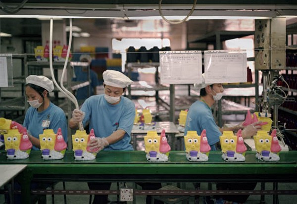 Вот так выглядит фабрика по производству игрушек в Китае (17 фото)