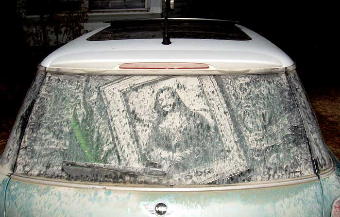 Еще одни любители рисовать на пыльных стеклах, у них однако не плохо получается (22 фото)