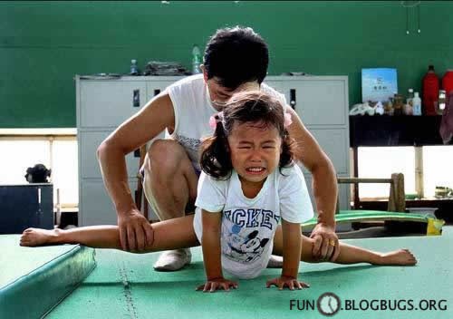 Китайская детская гимнастика -как то детей даже жаль!  (2 фото)