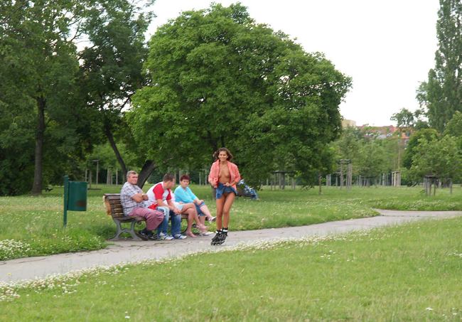 Про то как девушка на роликовых коньках каталась:), народ явно ей завидовал!:) (14 фото)