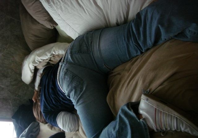 Жена спит на диване в трусах и майке фото