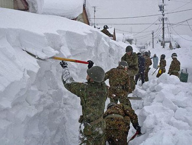 Японские городовые за уборкой снега, осторожно – cнега много! (20 фото)