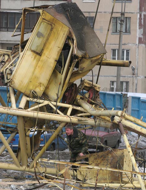 В Питере снова упал башенный кран! (7 фото)
