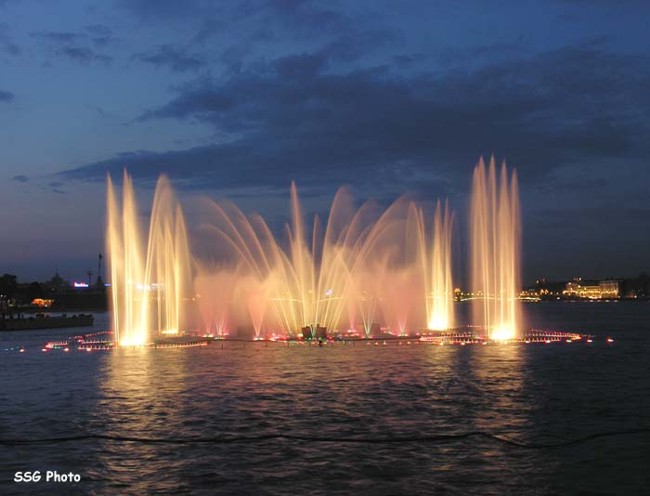 Подводный фонтан на Неве в Питере - красиво однако! (11 фото)