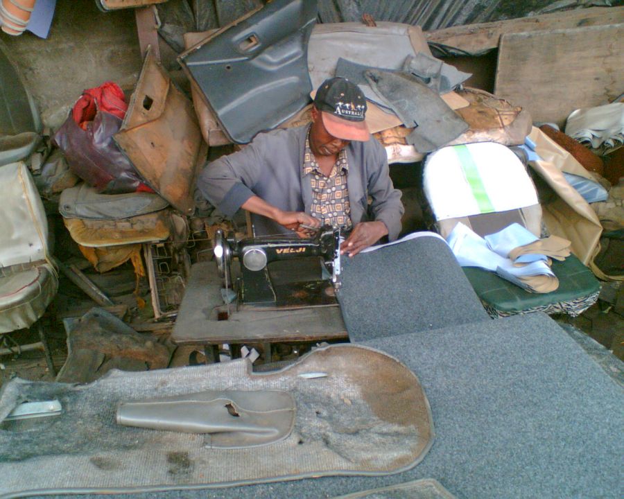 Вот так выглядит авто-мастерская в Пакистане (7 фото)