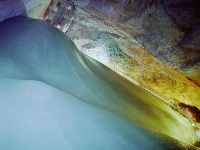 Самая большая ледяная пещера (26 фото)