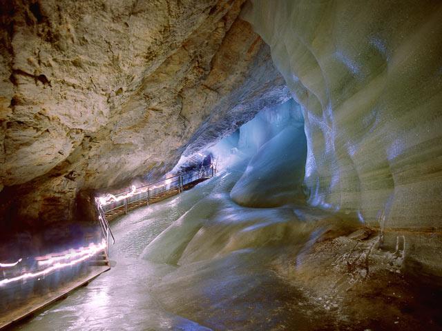 Самая большая ледяная пещера (26 фото)