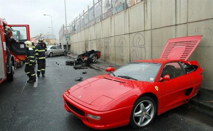 Жуткая авария с участием Ferrari F355 (4 фото)