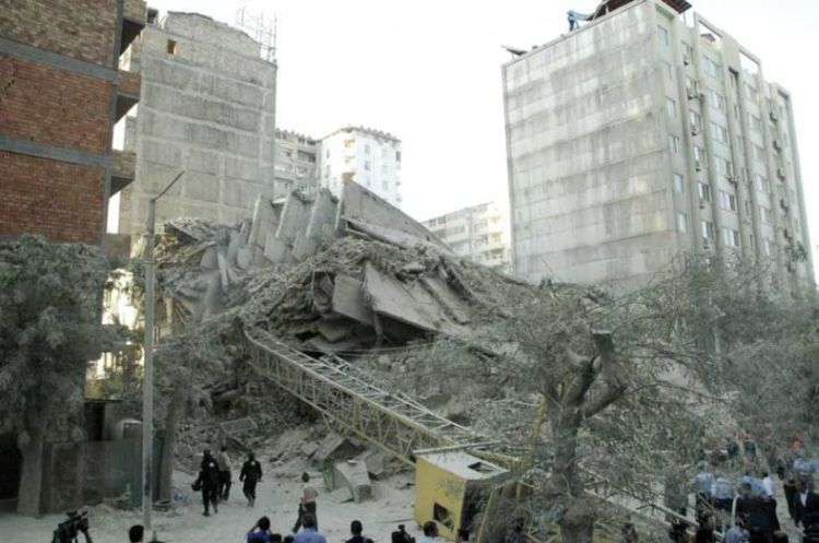 В Баку рухнула новостройка (12 фото)