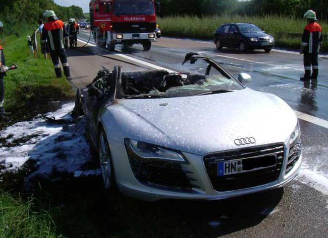 Audi R8, сгоревшая по непонятным причинам! (3 фото)