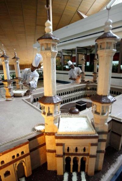 Мечеть из 150 кг шоколада в одном из отелей Индонезии (2 фото)
