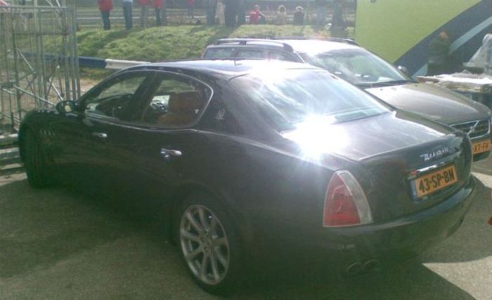 Как не надо парковать Maserati Quattroporte:) (1 фото)