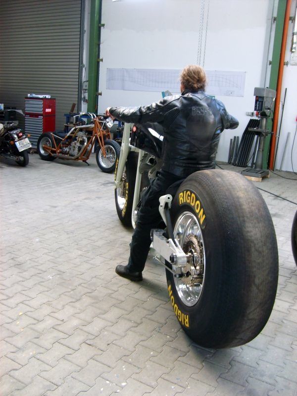 Гигантский мотоцикл с мощностью в 350 л.с. (6 фото)