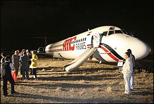 Аварийная посадка самолета MD-83 (2 фото)