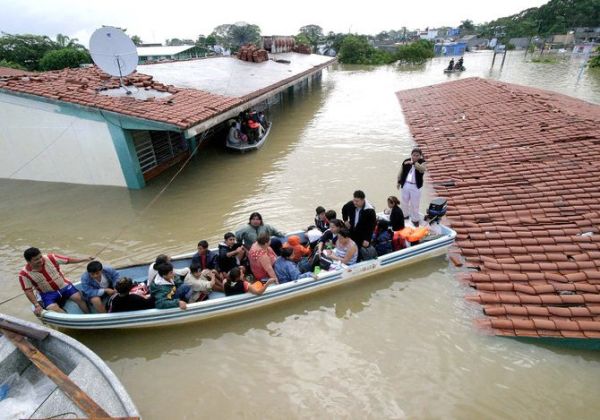 Сильнейшее наводнение в Мексике (11 фото)