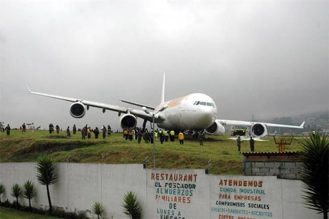 Авиапроисшествие в аэропорту столицы Эквадора (3 фото)