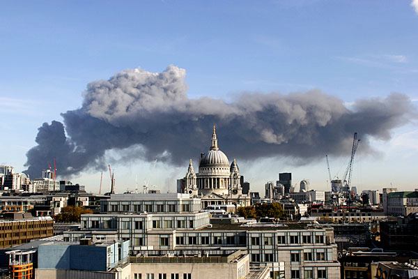 Пожар на востоке Лондона (7 фото)