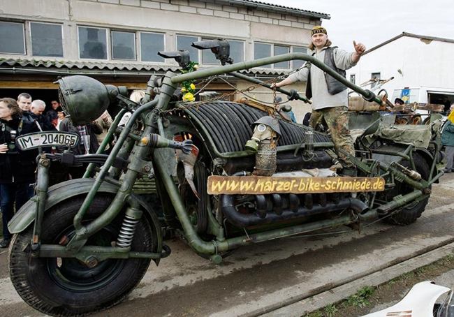 Мотоцикл-монстр собранный вручную! (2 фото)