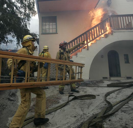 Пожар в Малибу на юге Калифорнии (6 фото)