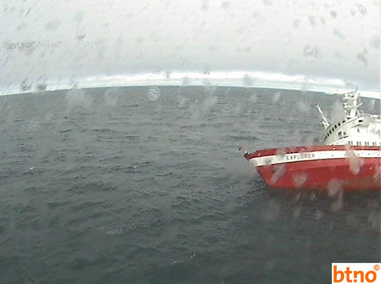 Операцию по спасению пассажиров лайнера Explorer (4 фото)