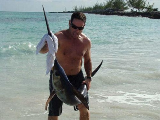 Мужчина поймал рыбу-меч голыми руками! (4 фото)
