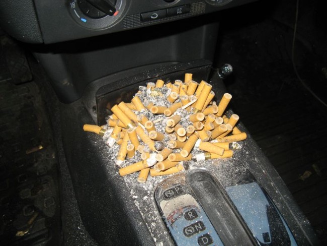 Пепельница в машине известного блогера Антона Носика (6 фото)