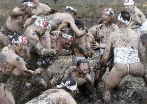 В Японии началось традиционное валяние в грязи! (7 фото)