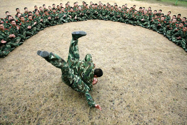 Тренировка китайских полицейских (3 фото)