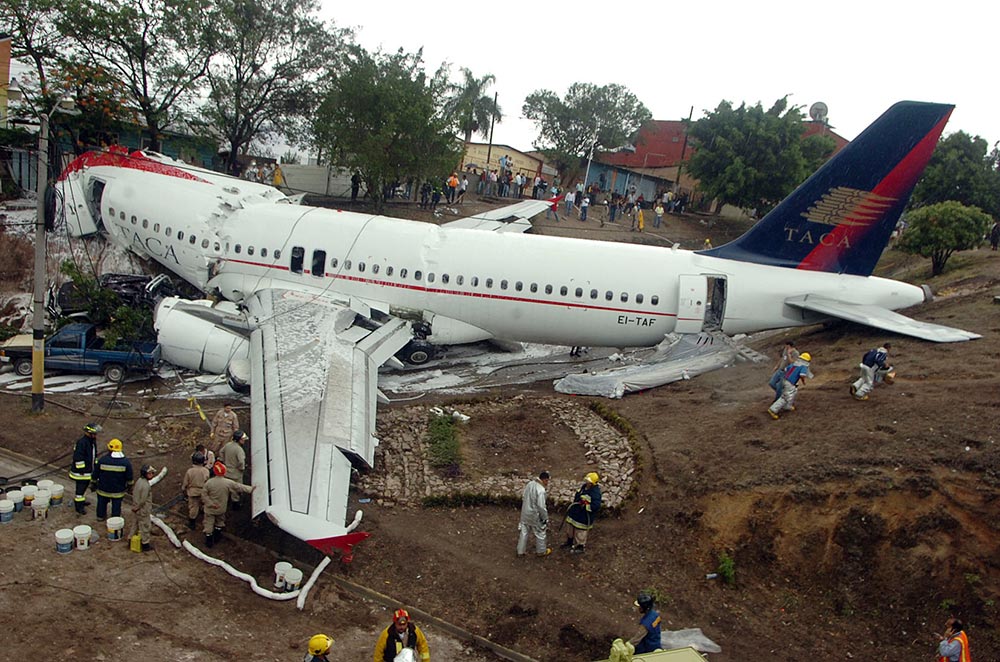 Сальвадорский А320 - неудачно приземлился! (5 фото)
