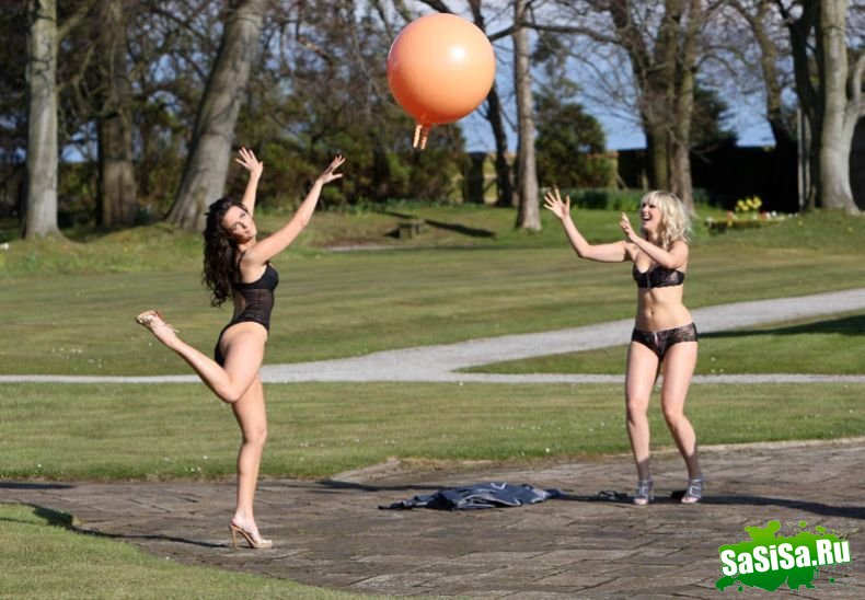Девчата забавляются с шариком... (18 фото)