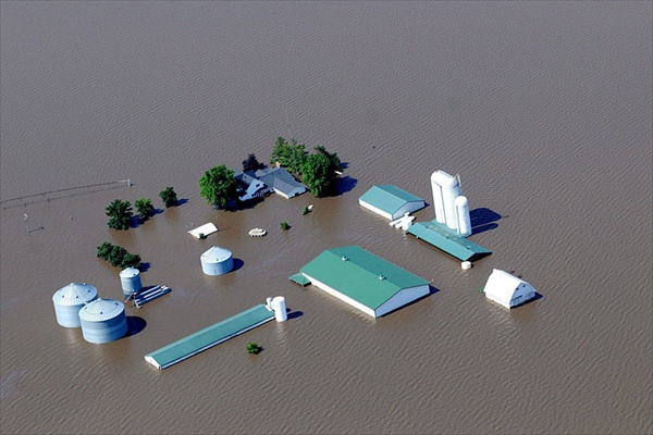 Сильнейшее за последние 15 лет наводнение в Америке! (7 фото)