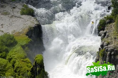 Спортсмен спустился по водопаду с сорокаметровой высоты! (6 фото)