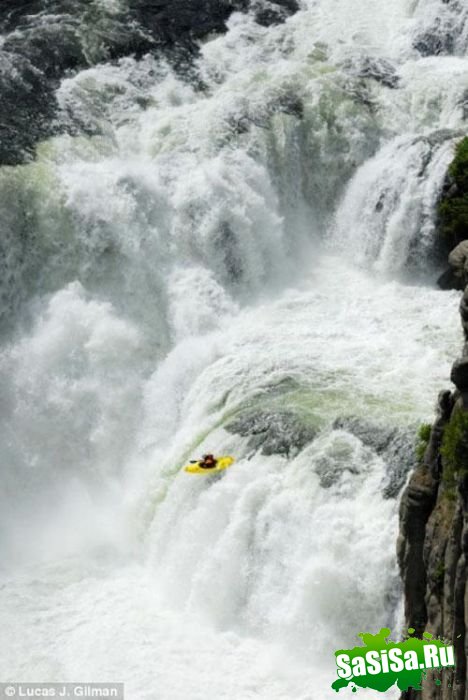 Спортсмен спустился по водопаду с сорокаметровой высоты! (6 фото)
