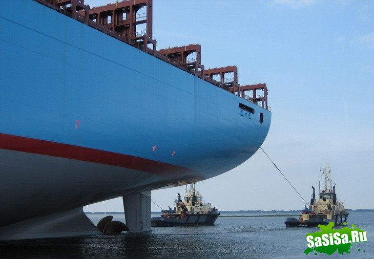 Самое большое грузовое судно в мире (4 фото)