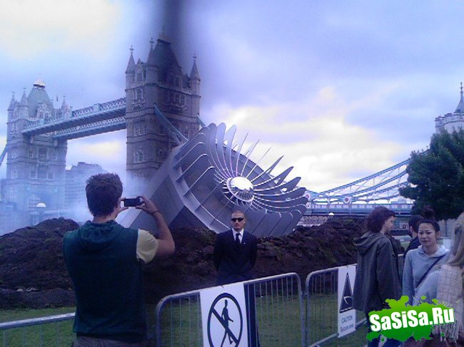 В центре Лондона упал НЛО - Великобритания в шоке! (10 фото)