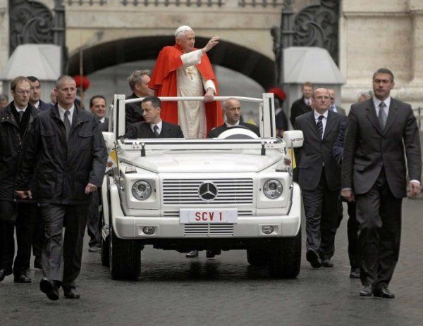 Автомобили папы римского (12 фото)