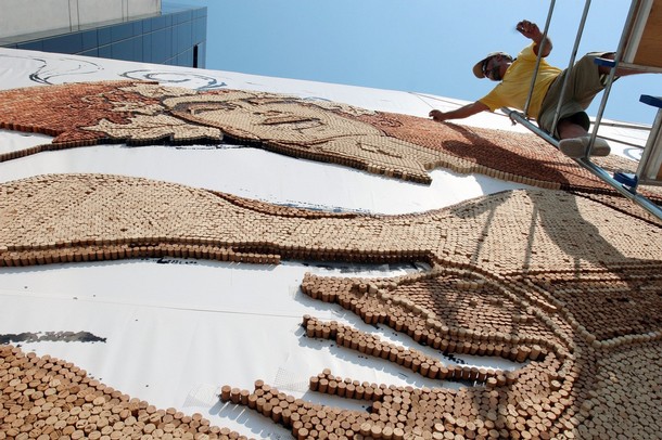 Трехмерное мозаичное панно из 300 тысяч винных пробок (5 фото)