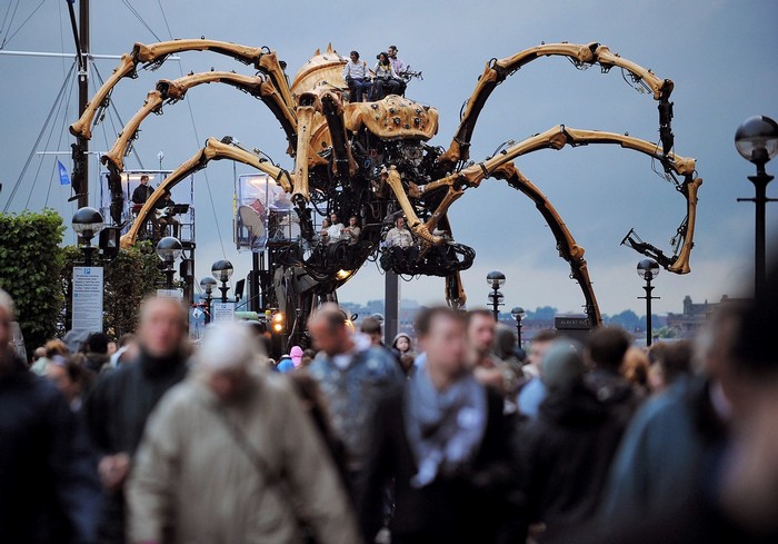 Гигантский механический паук пугает жителей Ливерпуля! (2 фото)