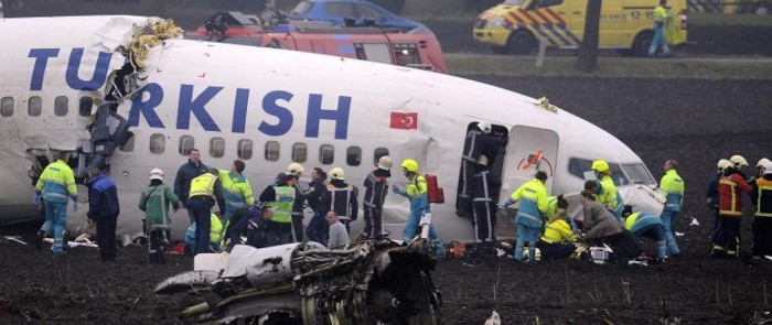 В аэропорту Амстердама упал самолет! (17 фото)