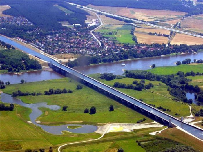Крупнейший в Европе судоходный мост-канал (7 фото)