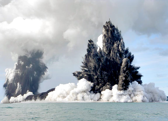 Извержение подводного вулкана неподалеку от островов Тонга (8 фото)