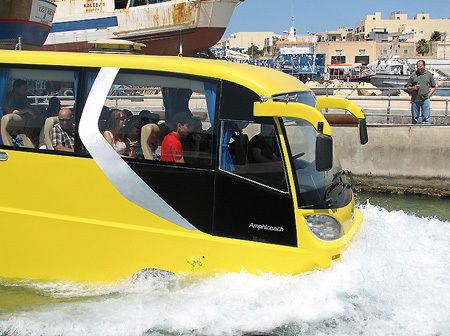 Показан первый в мире водоплавающий автобус! (4 фото)