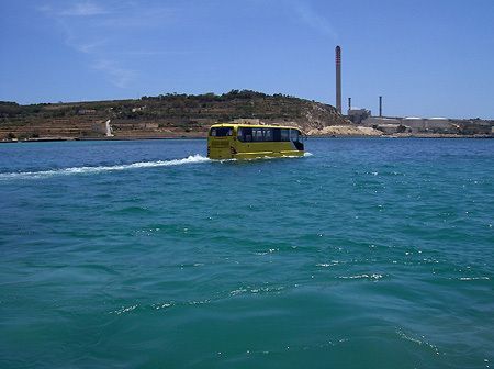 Показан первый в мире водоплавающий автобус! (4 фото)