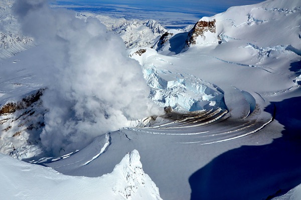 Извержение вулкана Редаут на Аляске (8 фото)