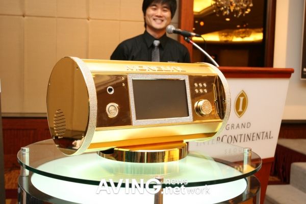 В Корее показали золотой компьютер (4 фото)