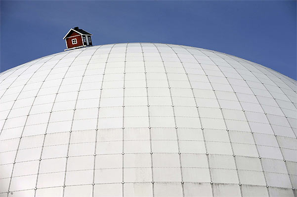 Дом на глобусе (4 фото)